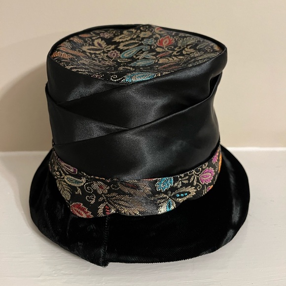 Vintage UNION MADE black satin tapestry cloche hat - Picture 4 of 6